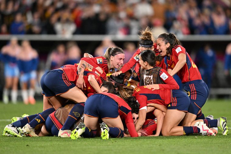 FOTO: Las jugadoras de España celebrando el campeonato del mundo.