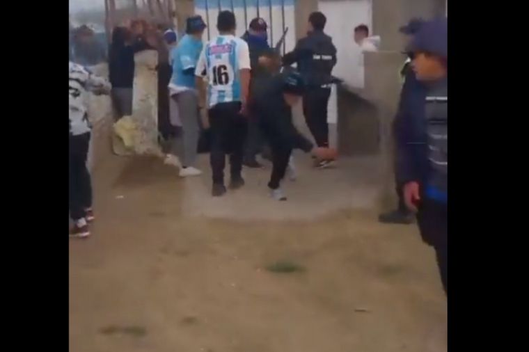 Batalla campal entre hinchas en Bahía Blanca.