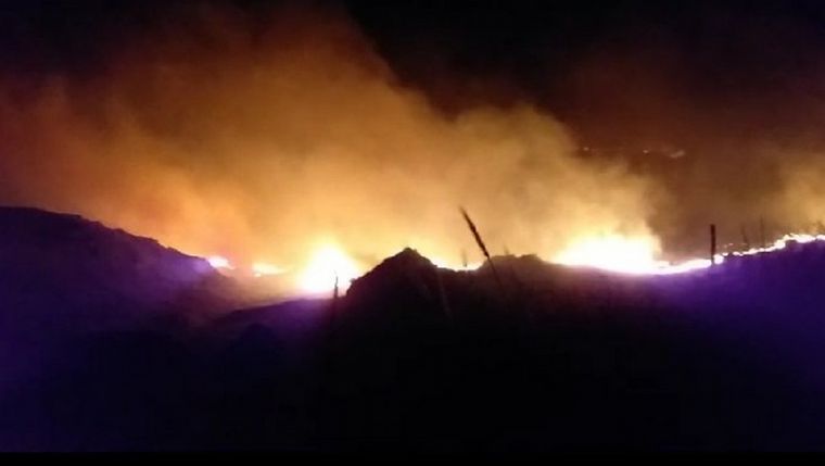 FOTO: Incendio en San Luis alcanzó viviendas en zona poblada de El Trapiche
