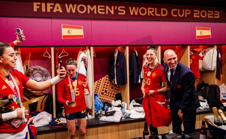 Rubiales en el vestuario tras el partido. (Foto:Reuters)