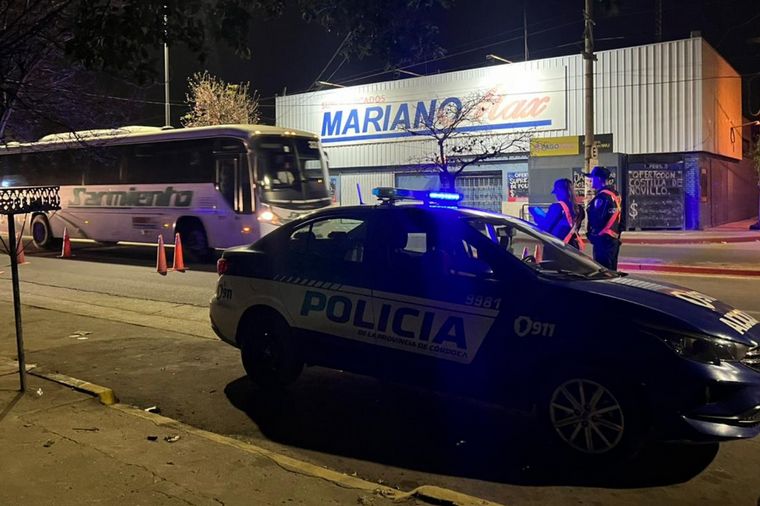 FOTO: Custodia policial en un súper en barrio Marcos Sastre, Córdoba.