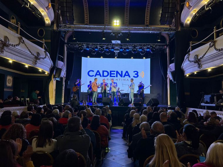 Destino San Javier tocó para oyentes de Cadena 3 antes de su show en Quality