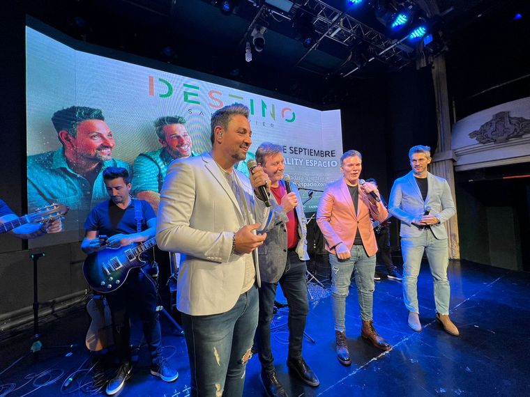 Destino San Javier tocó para oyentes de Cadena 3 antes de su show en Quality