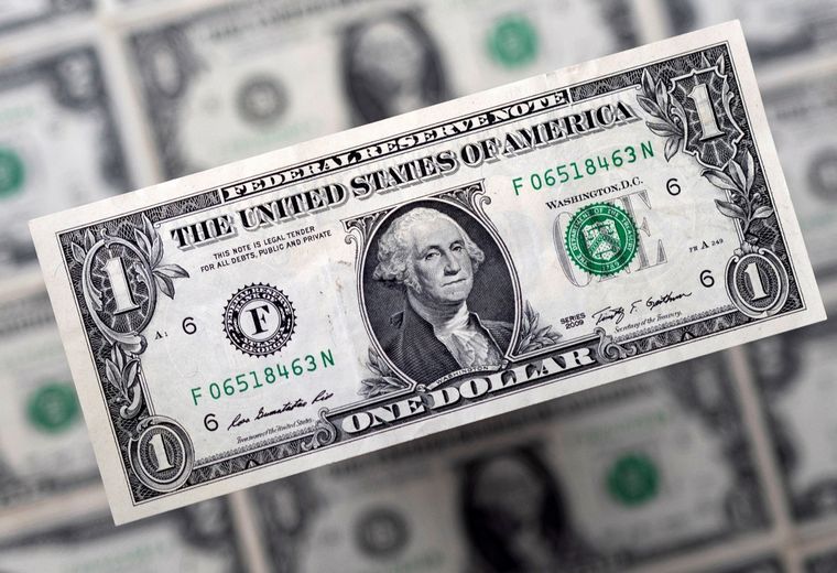FOTO: El dólar blue subió en el inicio de la semana y cerró a 727 pesos.
