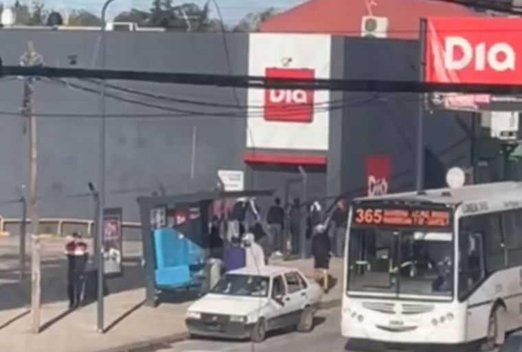 FOTO: El supermercado Día de José C. Paz fue atacado por una turba (Foto: captura de NA). 