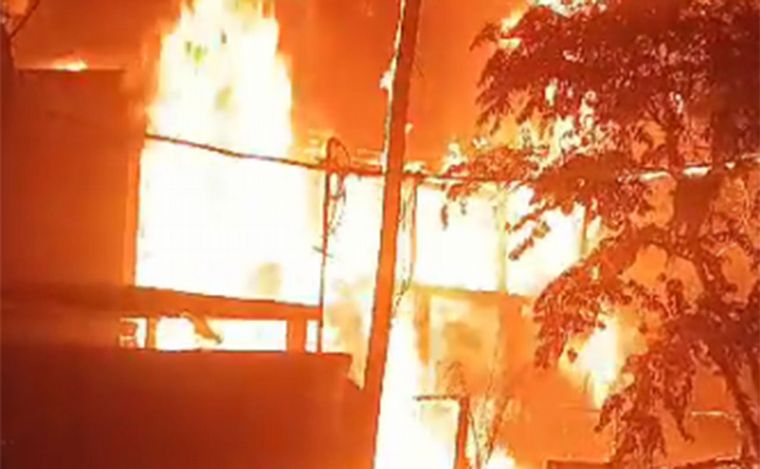 Devastador incendio consume un local gastronómico en La Florida.