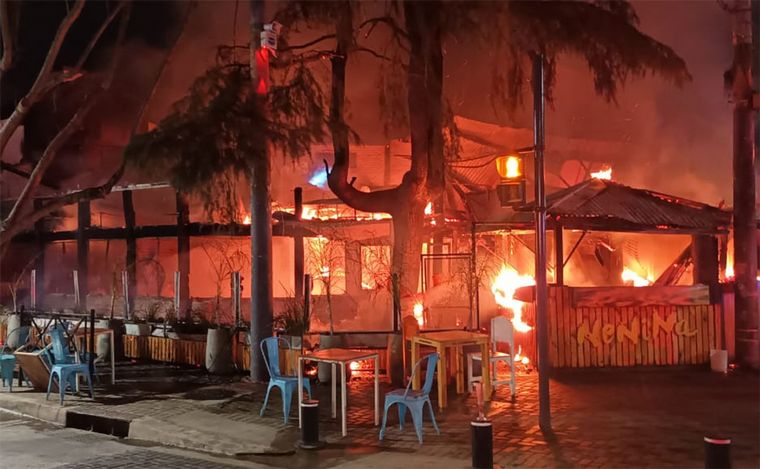 Devastador incendio consume un local gastronómico en La Florida.