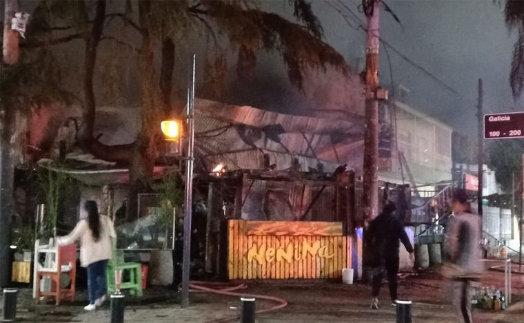 Devastador incendio consume un local gastronómico en La Florida.