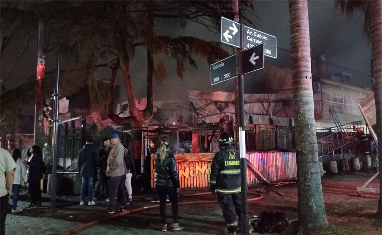 Devastador incendio consume un local gastronómico en La Florida.