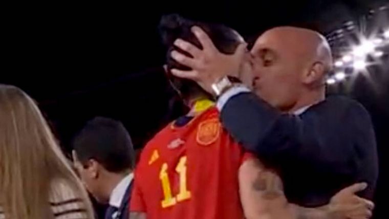 FOTO: Piden sanciones ejemplares para el dirigente que besó a la jugadora española