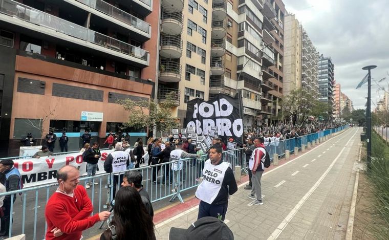 FOTO: Organizaciones sociales reclaman en el centro de Córdoba y cortan media calzada.