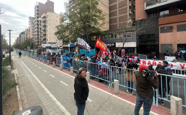 Organizaciones sociales reclaman en el centro de Córdoba y cortan media calzada.