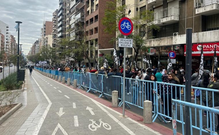 Organizaciones sociales reclaman en el centro de Córdoba y cortan media calzada.