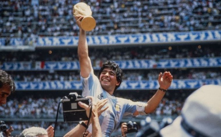 FOTO: Maradona fue elegido el deportista más popular de la historia en un medio inglés