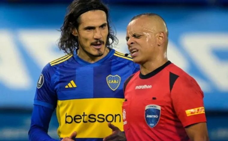 Edinson Cavani y el árbitro Wilton Sampaio (Foto: Gentileza de MinutoUno).
