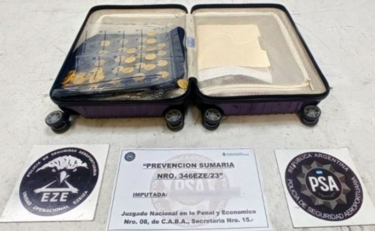 FOTO: La valija secuestrada de la pasajera que llevaba casi 6 kilos de oro.