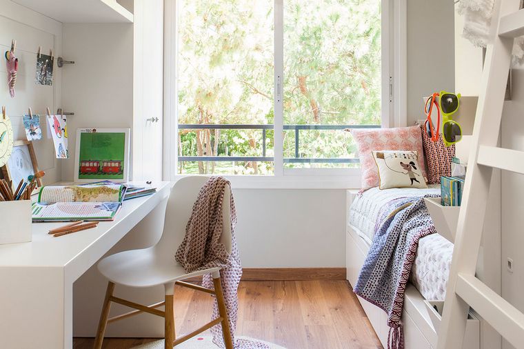 Hay trucos que permiten ahorrar centímetros en una habitación pequeña (Freepik)