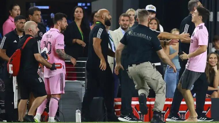 Messi y su guardaespaldas. (Foto: Prensa Libre - AFP-)
