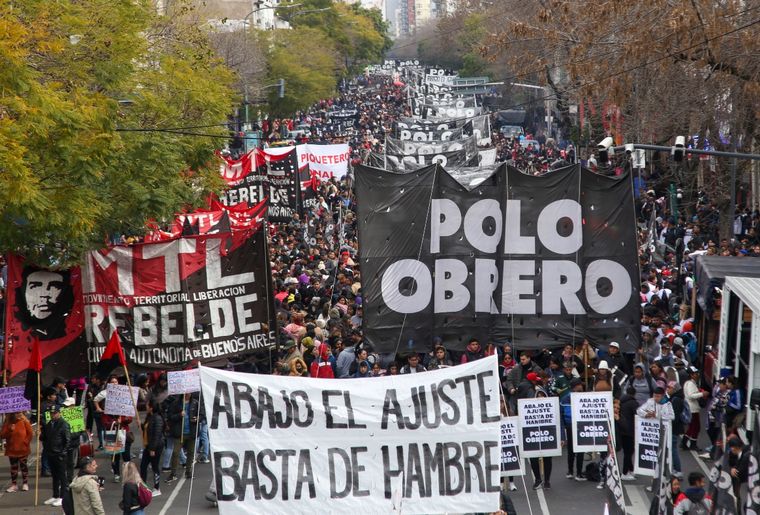 FOTO: Manifestantes de Unidad Piquetera marcharon por CABA y el tránsito fue un caos.