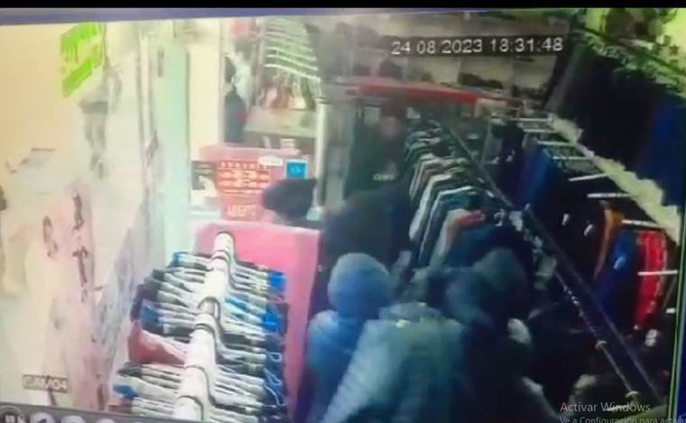Video: detienen a cinco menores por robo piraña a un local de ropa en Cosquín