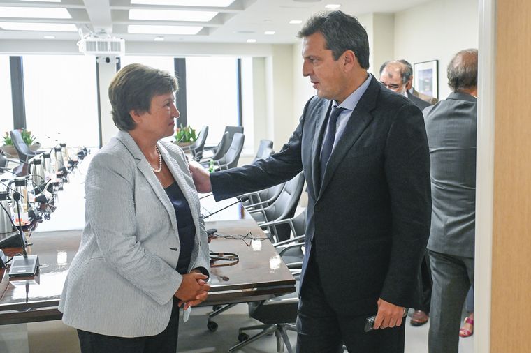 FOTO: La jefa del FMI, Kristalina Georgieva, y el ministro de Economía, Sergio Massa. 