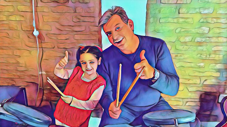 Juanita, la baterista de 5 años, junto a Guille.