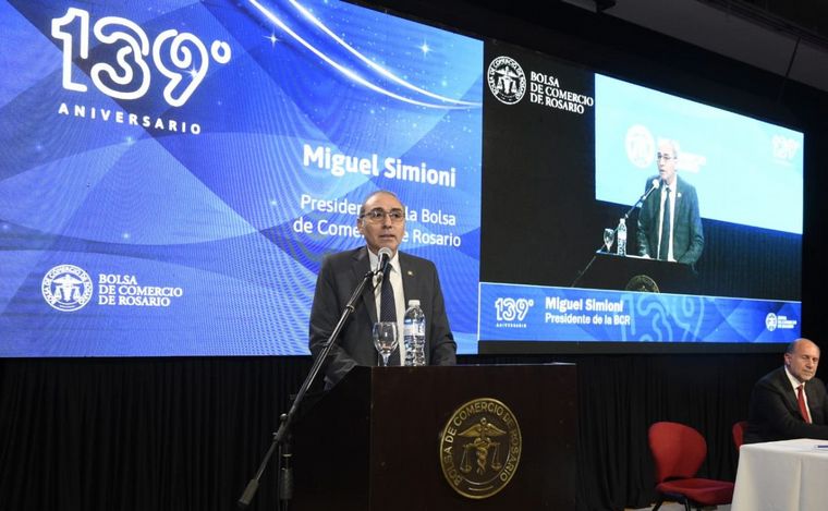 Simioni habló ante Perotti, Javkin y un auditorio lleno.