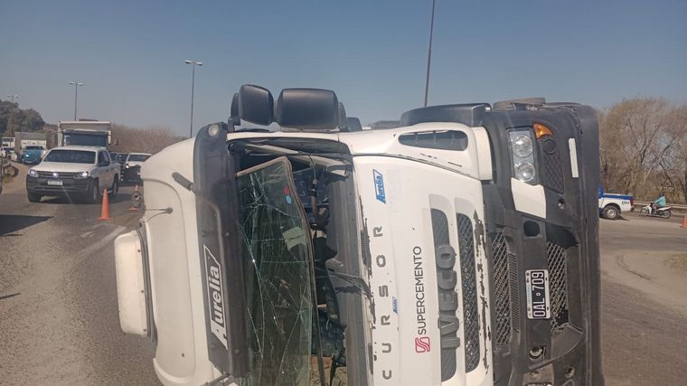 Tumbó un camión hormigonero sobre la ruta 19: corte de media calzada