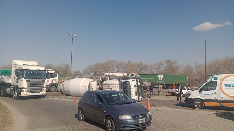 Tumbó un camión hormigonero sobre la ruta 19: corte de media calzada