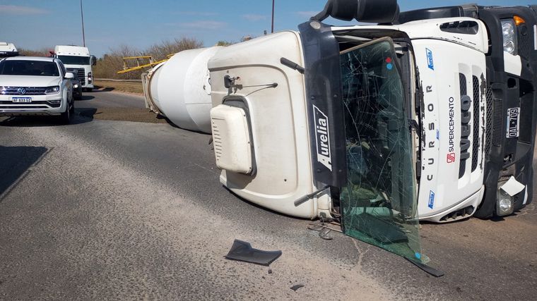 Tumbó un camión hormigonero sobre la ruta 19: corte de media calzada