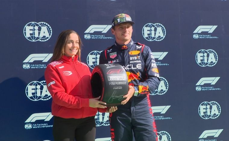 FOTO: Verstappen recibe su premio por la pole de Marta García, líder en F1 Academy