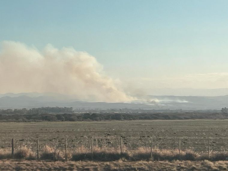 FOTO: Bomberos combaten un incendio en cercanías de Alta Gracia