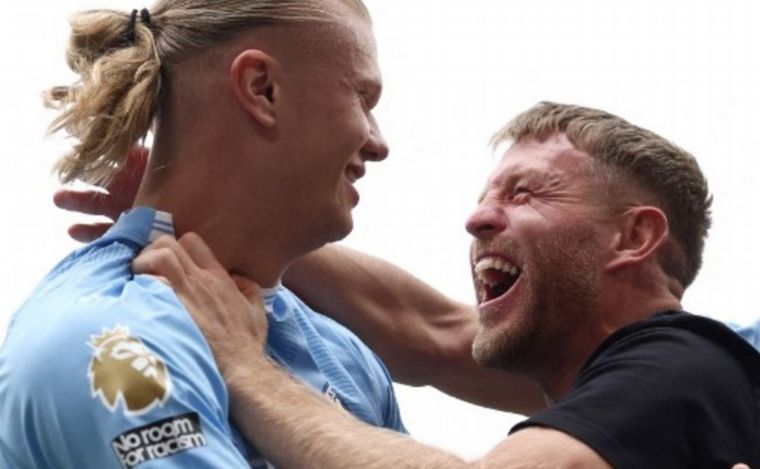 Un hincha celebra con Haaland.