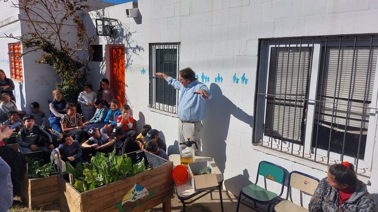 El “Maestro” Grimoldi y una clase de jardinería con estudiantes de primaria