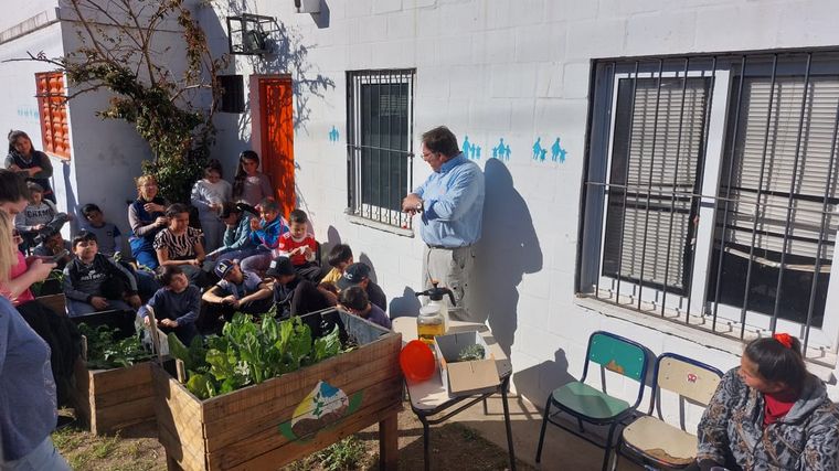 El “Maestro” Grimoldi y una clase de jardinería con estudiantes de primaria