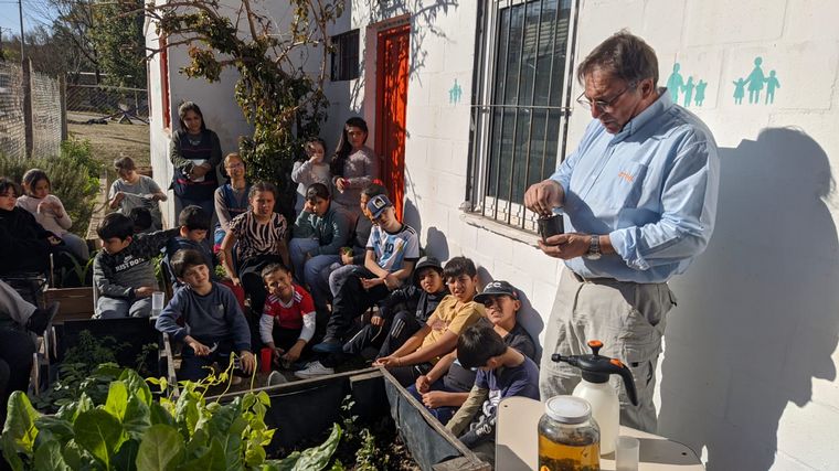 El “Maestro” Grimoldi y una clase de jardinería con estudiantes de primaria