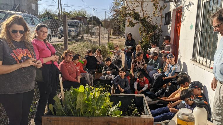 El “Maestro” Grimoldi y una clase de jardinería con estudiantes de primaria