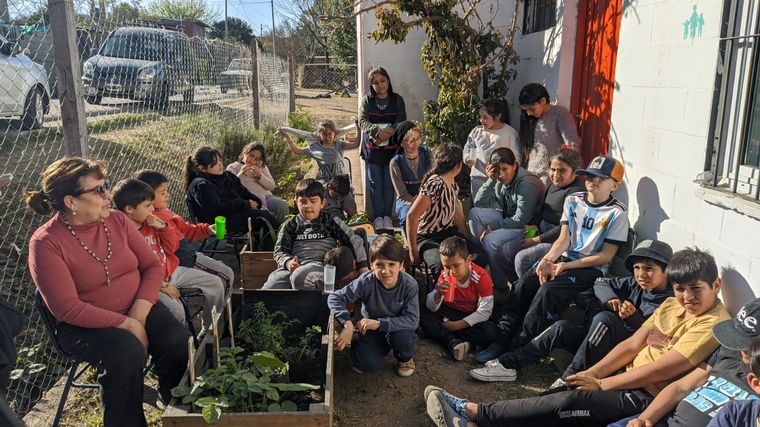 El “Maestro” Grimoldi y una clase de jardinería con estudiantes de primaria