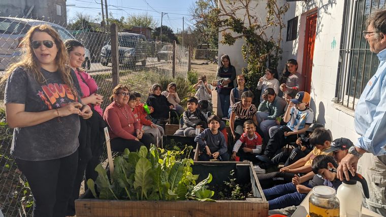 El “Maestro” Grimoldi y una clase de jardinería con estudiantes de primaria