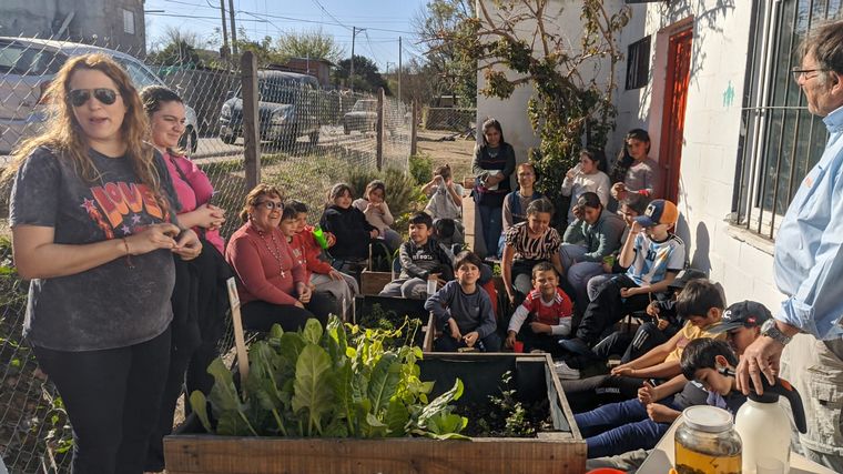 FOTO: El “Maestro” Grimoldi y una clase de jardinería con estudiantes de primaria