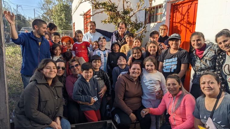 El “Maestro” Grimoldi y una clase de jardinería con estudiantes de primaria
