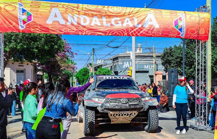 FOTO: Yacopini y su Toyota recibiendo los saludos en Andalgalá.