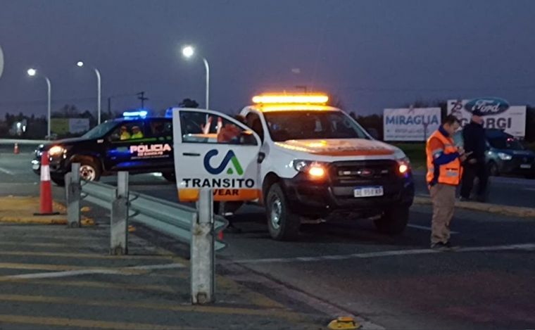 Un muerto tras un choque entre una trafic y una moto en intersección de rutas.