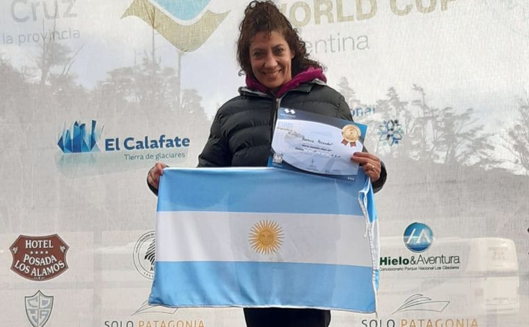 Roxana Pescader, de 54 años, salió campeona del mundo en aguas frías en Calafate.