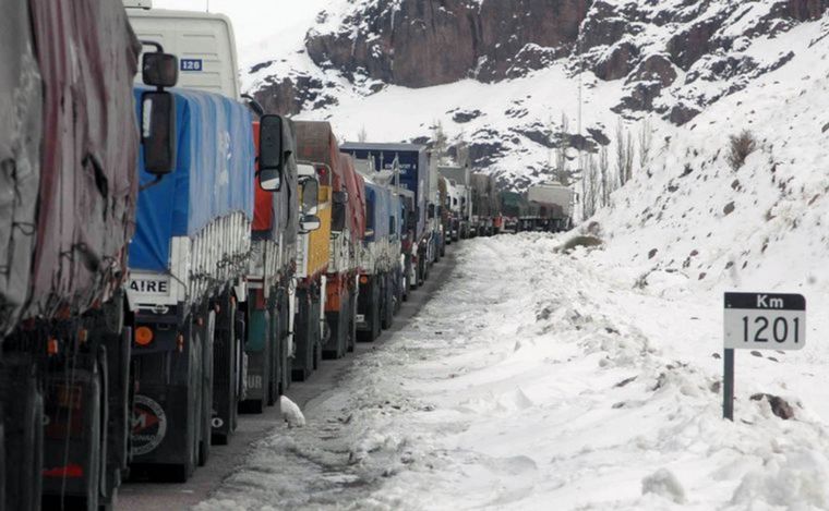 FOTO: Reabren el Paso Cristo Redentor para camiones tras 12 días cerrado por nieve