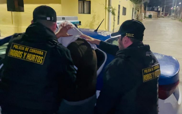 FOTO: Dos detenidos por el violento asalto en una despensa de barrio Matienzo, en Córdoba.