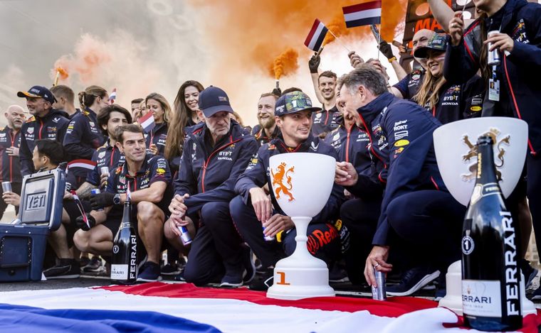 FOTO: Verstappen y Red Bull no paran de ganar, ahora en el país del campeón