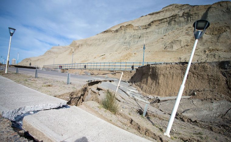 FOTO: Así quedó un sector de Ruta 3 en Comodoro Rivadavia tras el desmoronamiento. (Télam)