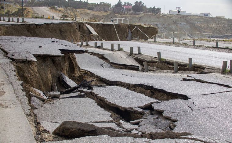 FOTO: Así quedó un sector de Ruta 3 en Comodoro Rivadavia tras el desmoronamiento. (Télam)