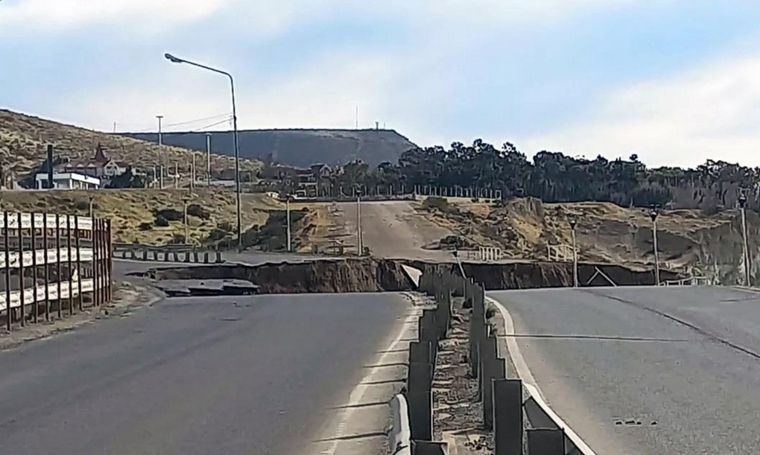 FOTO: La Ruta 3 quedó partida por una grieta a la altura de Comodoro Rivadavia.